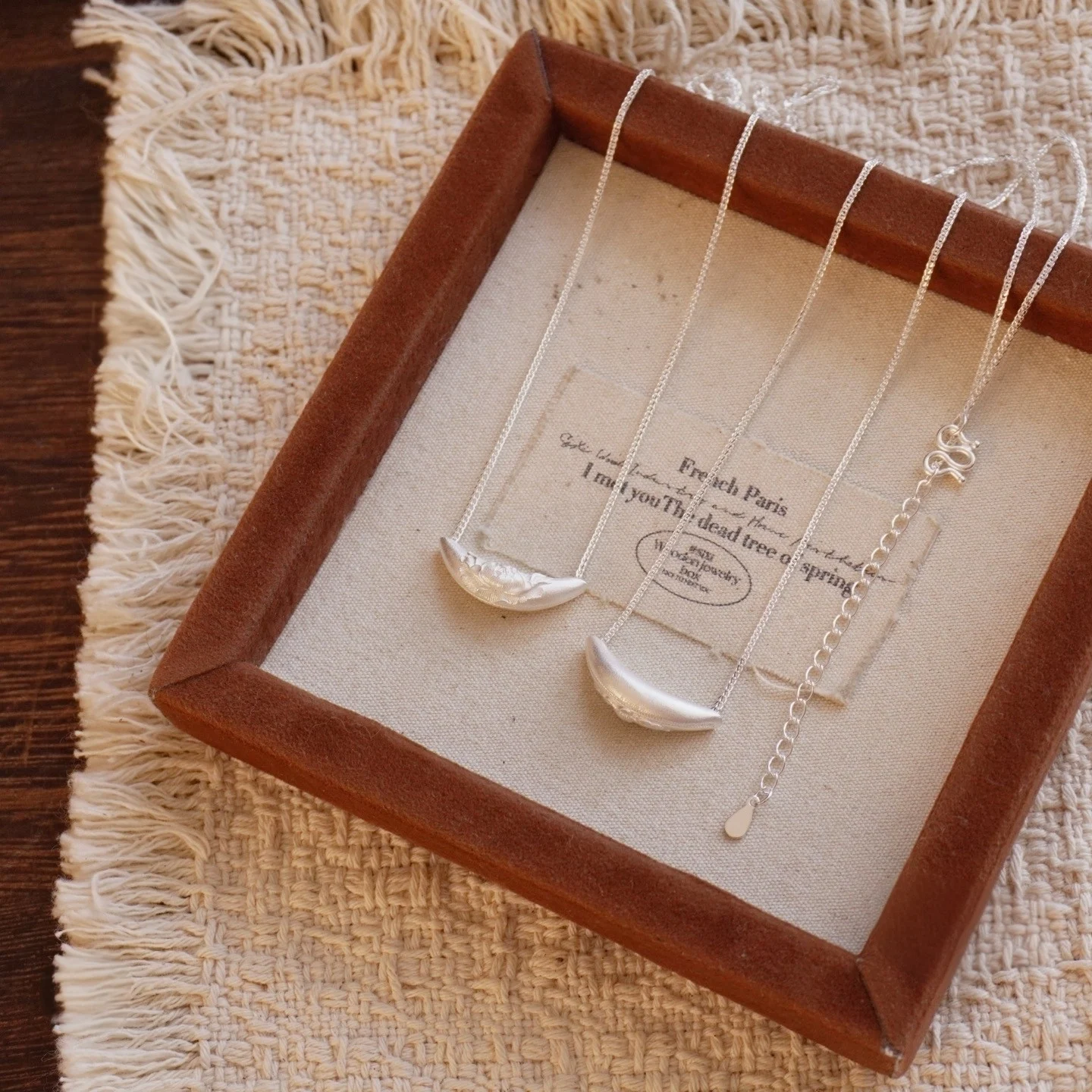 S999 sterling silver relief crescent-shaped peony in a new Chinese-style gentle style, giving a gift to your girlfriend.