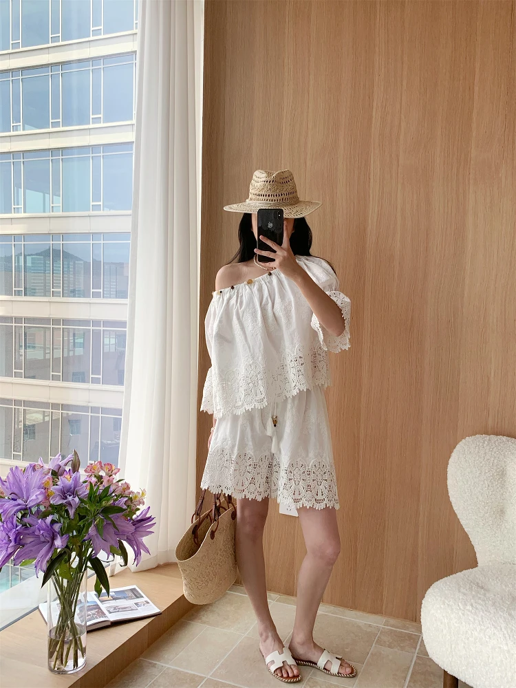 

Женская повседневная свободная блузка с вырезами, кружевом и декоративными элементами, с рукавом три четверти