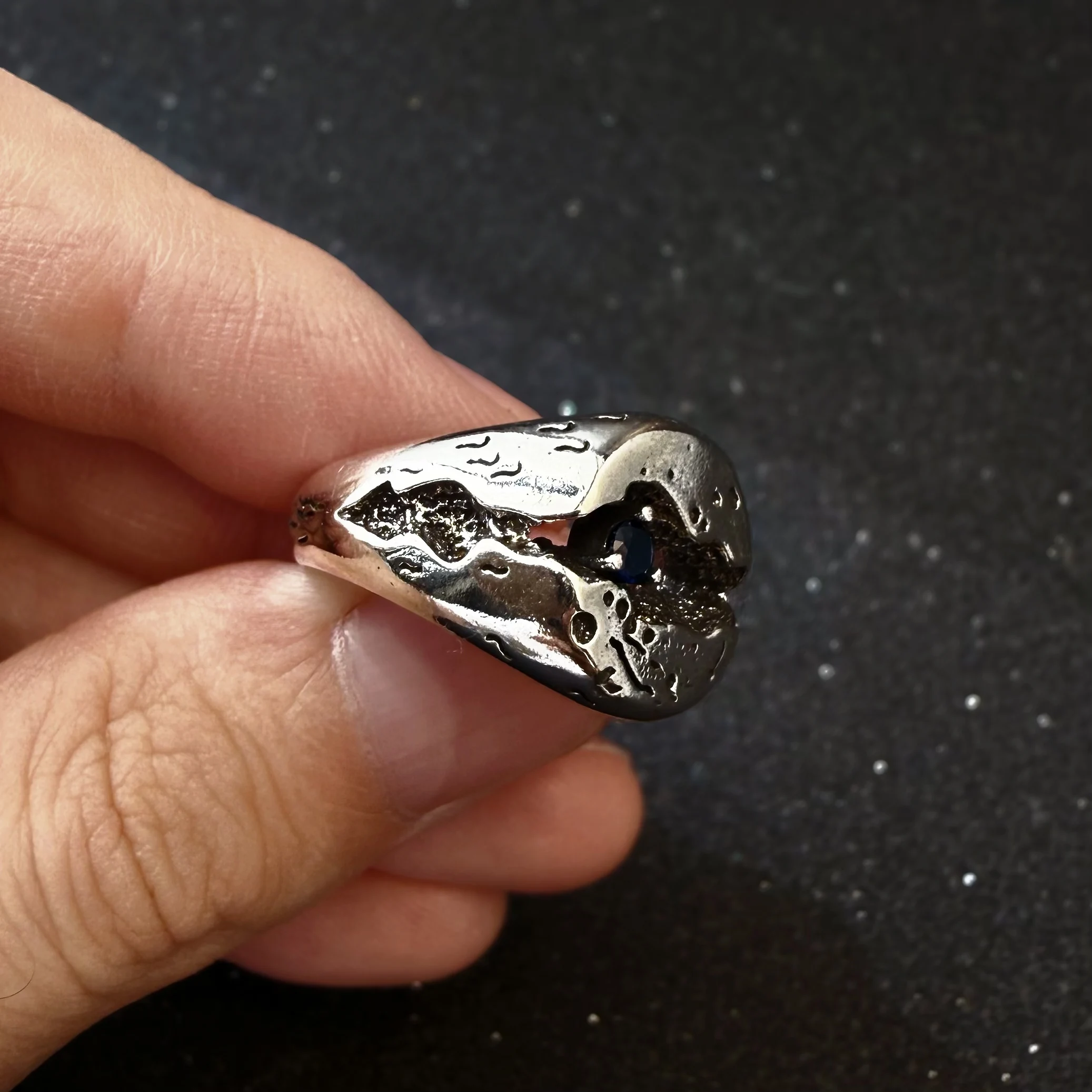 Retro Blauer Edelstein Verstellbarer Offener Ring für Männer Punk Gothic Edgy Hiphop Messingschmuck Vintage Biker-Accessoires Männergeschenk – Detail 6