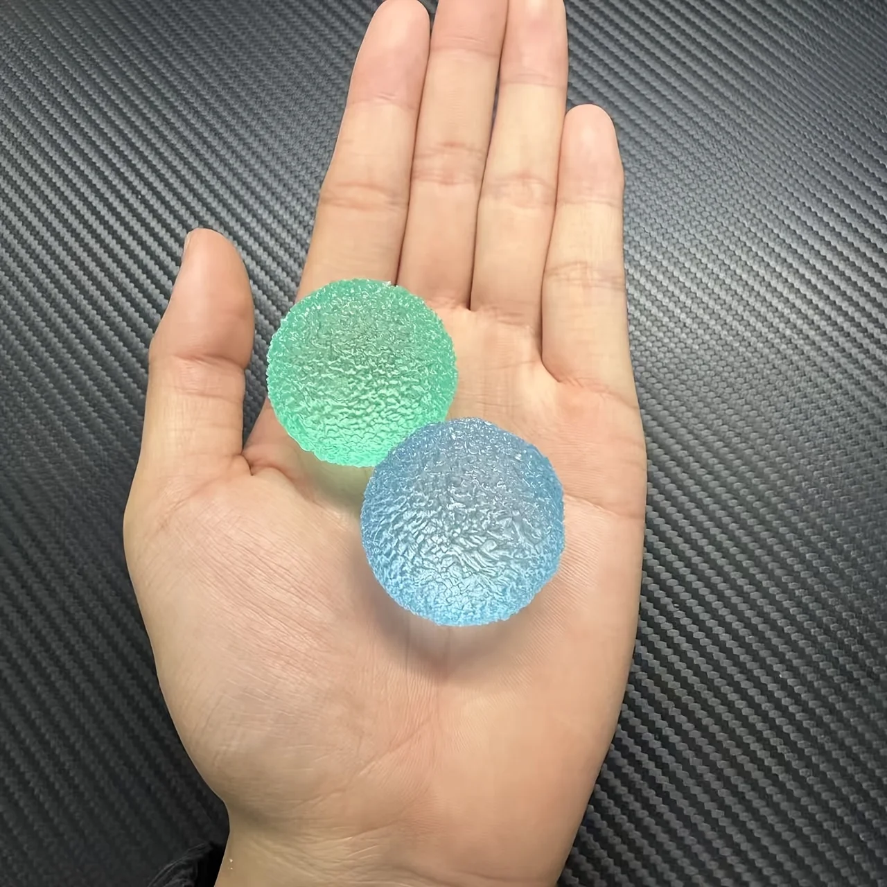 Textured balls.This innovative and stylish textured squeeze grass ball toy is a slow-rebound maltose gel toy (squeeze toy) (novelty product).Its design is extremely creative, making it an excellent gift for the back-to-school season.