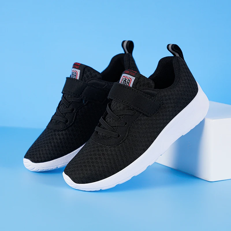 

A pair of children's sports shoes, with breathable and comfortable mesh upper, and anti-slip and wear-resistant soleYZ-338