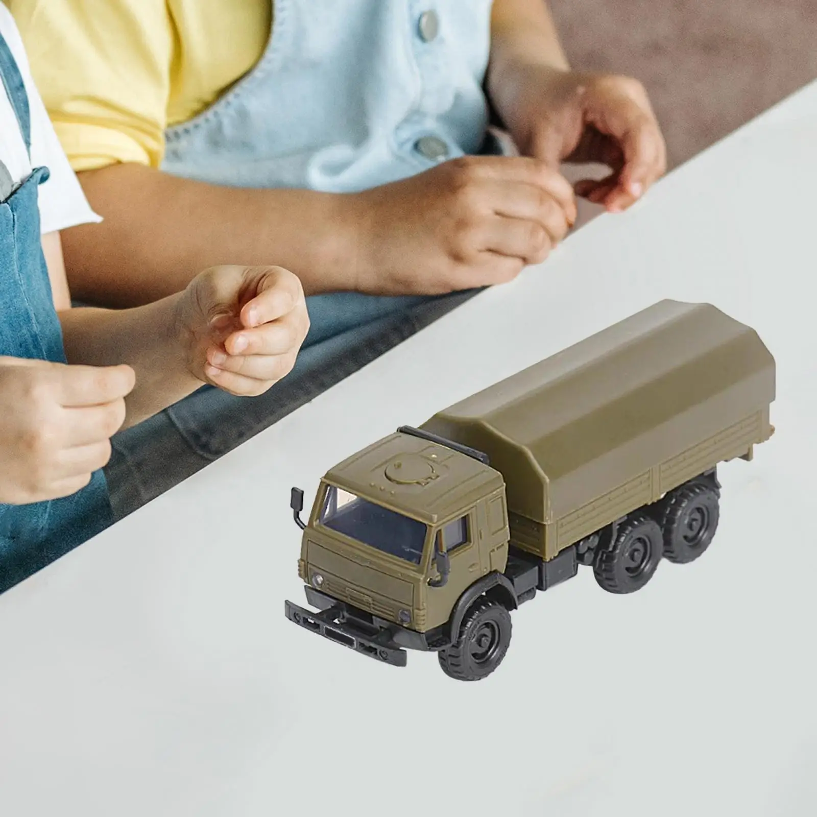 Camión de carga blindado de Rusia para adultos, modelo de construcción en miniatura, Escena de mesa, favores de fiesta, coleccionables, niños, 1:72