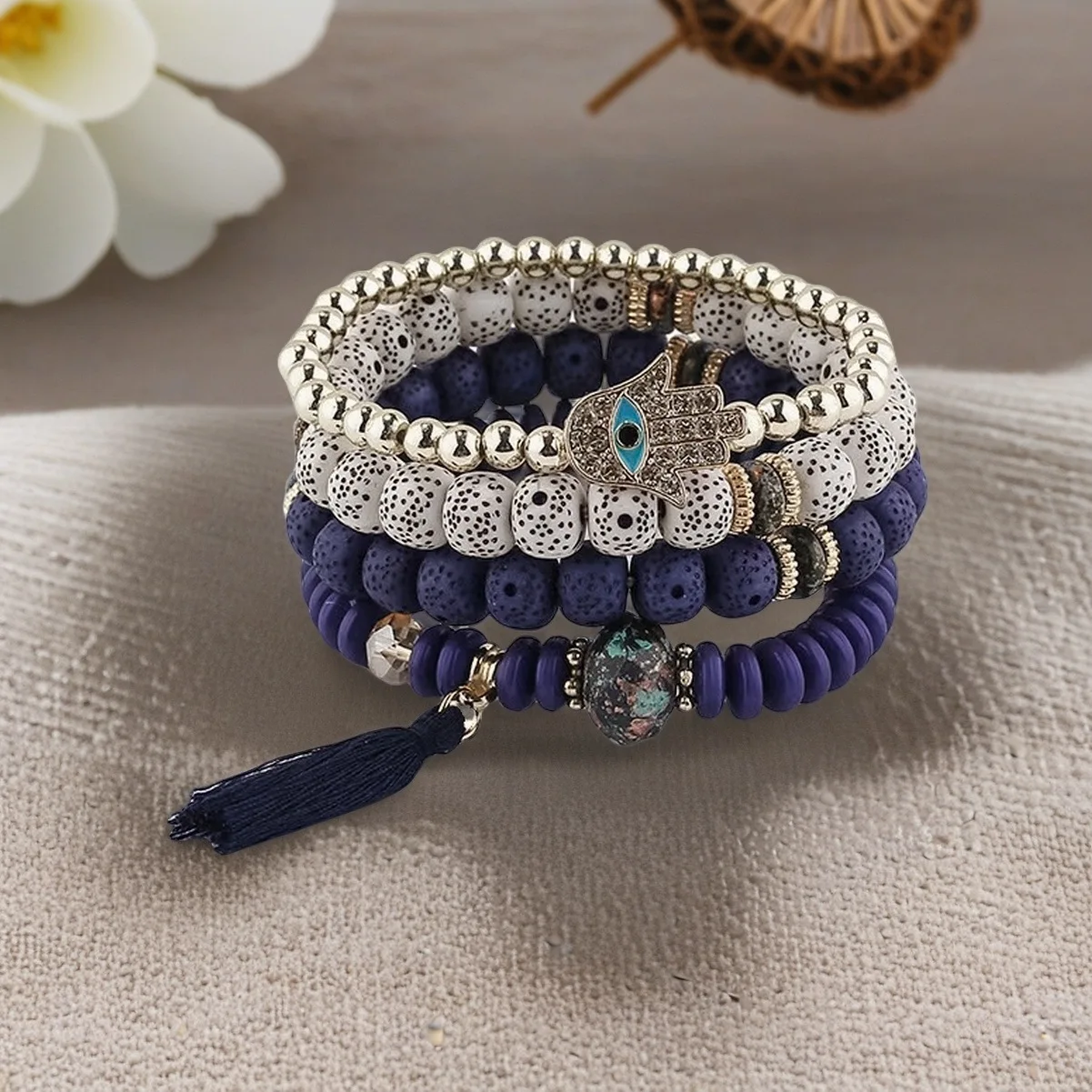 4-teiliges Armband-Set mit dem Motiv des „bösen Auges“ für Damen, mit Kristallanhänger in Form der Hand Fatimas, Quasten, elastischen Perlen und Kettengliedern, Herren-Modeschmuck und Accessoires. – Detail 9