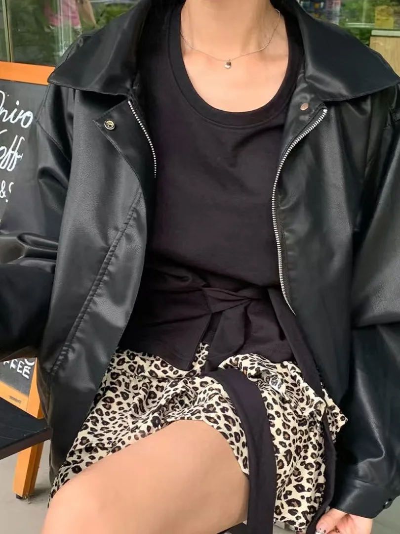 เสื้อแจ็คเก็ตหนังสไตล์เรโทรฮ่องกงสุดชิคสำหรับผู้หญิง ฤดูใบไม้ร่วง ฤดูหนาว แฟชั่นใหม่ สไตล์ลำลอง ช่วยให้ดูผอมเพรียว ใช้งานได้หลากหลาย เสื้อแจ็คเก็ตสุดฮิต