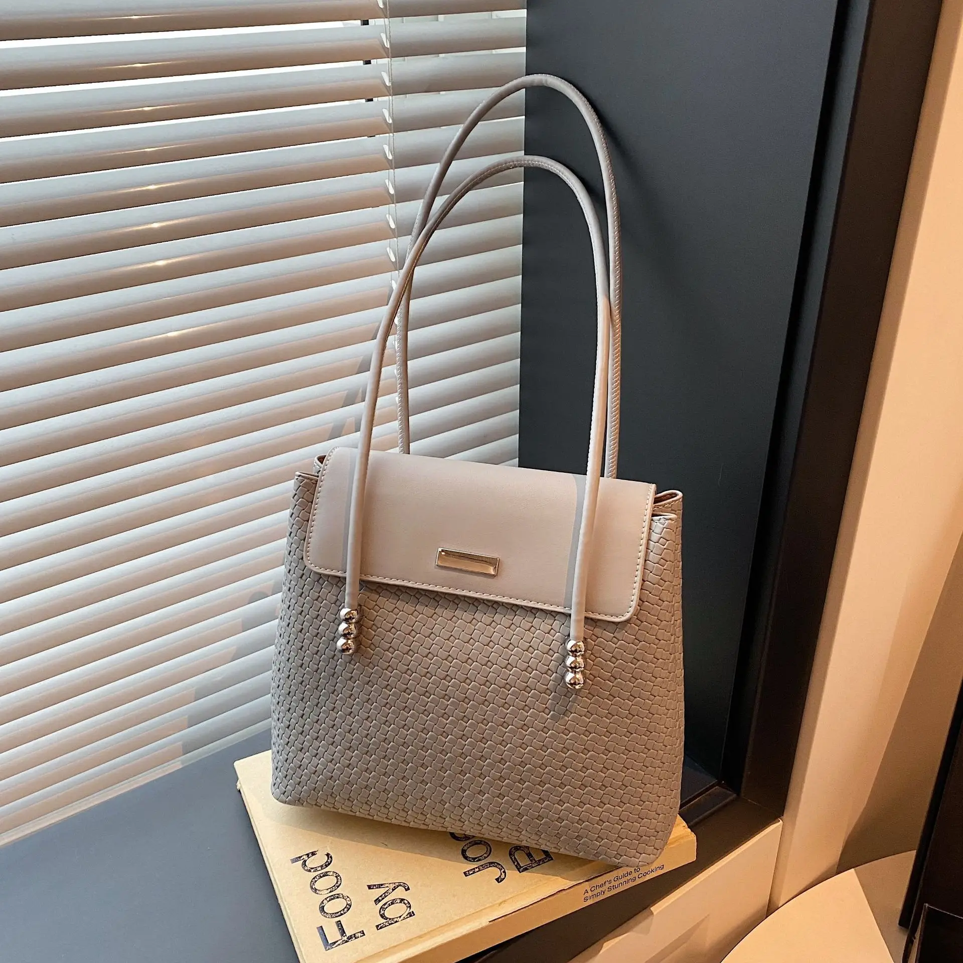 

Cross-border Korean Version Retro Large-capacity Tote Bag 2025 Summer New Trend Fashion Commuter Shoulder Armpit Bag