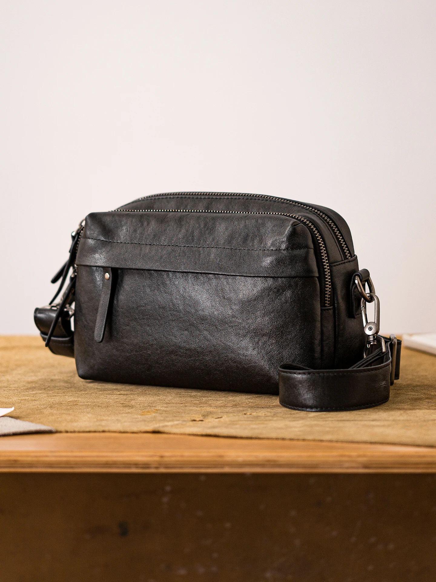 حقيبة كتف سوداء فاخرة للرجال من الجلد الطبيعي للعمل اليومي في الهواء الطلق، حقيبة كروس للمراهقين مصنوعة يدويًا من جلد البقر الحقيقي