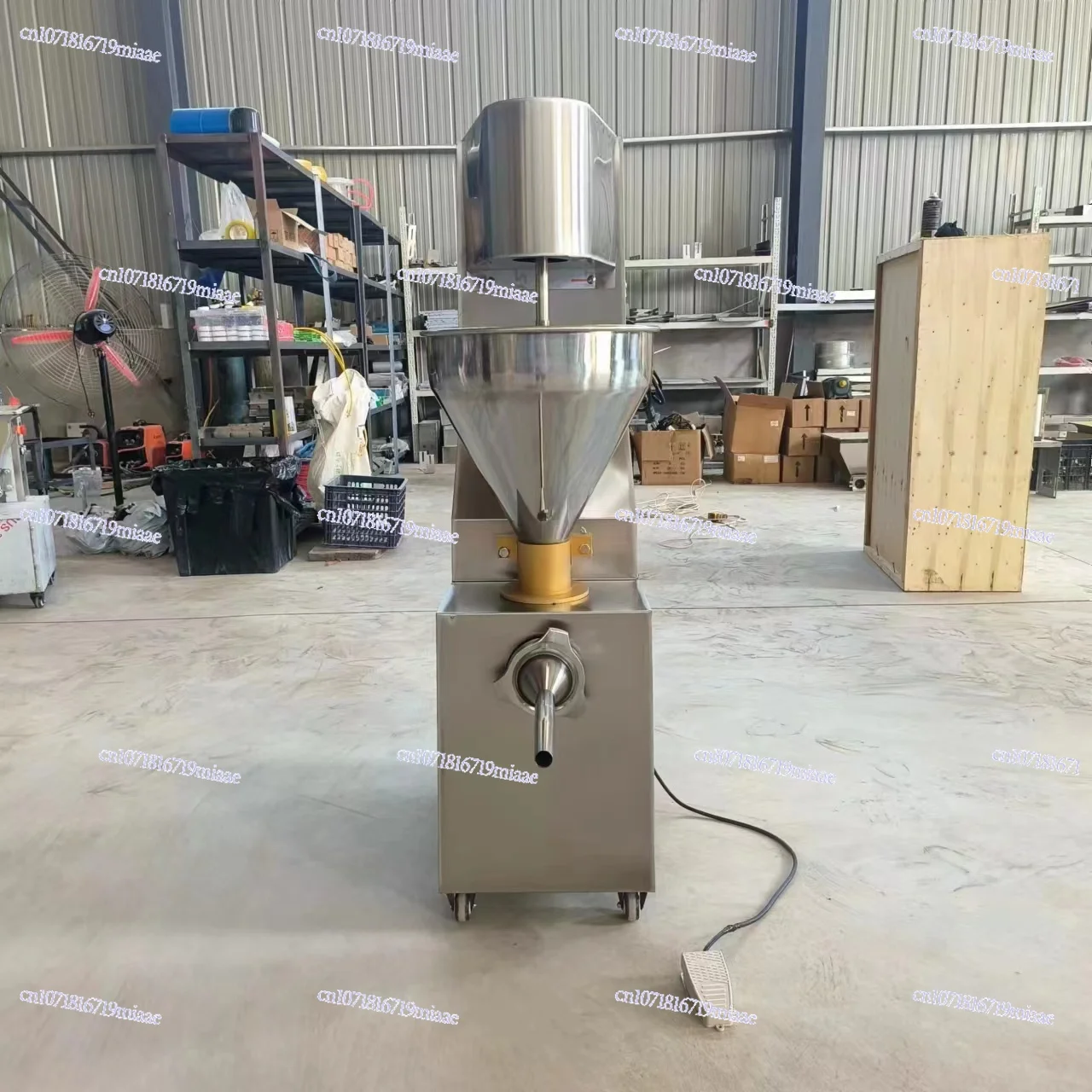 آلة حقنة شرجية آلة السجق الأوتوماتيكية الكبيرة آلة السجق العمودية متعددة الوظائف لدم الأرز الدبق الكهربائي