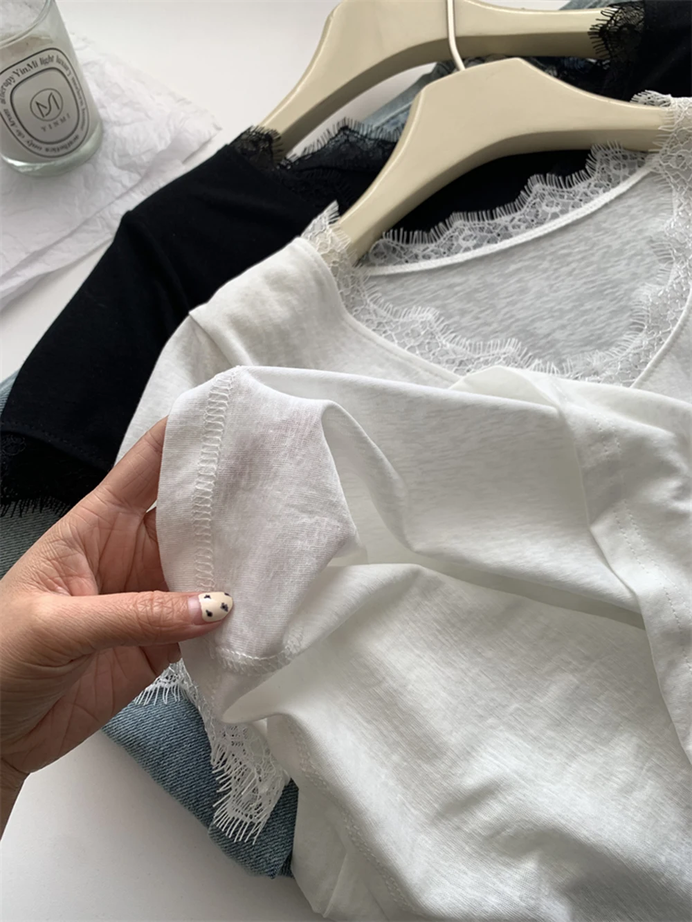 المرأة بلون موضة بسيطة الأساسية تي شيرت 2025 جديد الصيف الدانتيل حافة ألف الرقبة تصميم عادية رقيقة الإناث تنوعا القمم