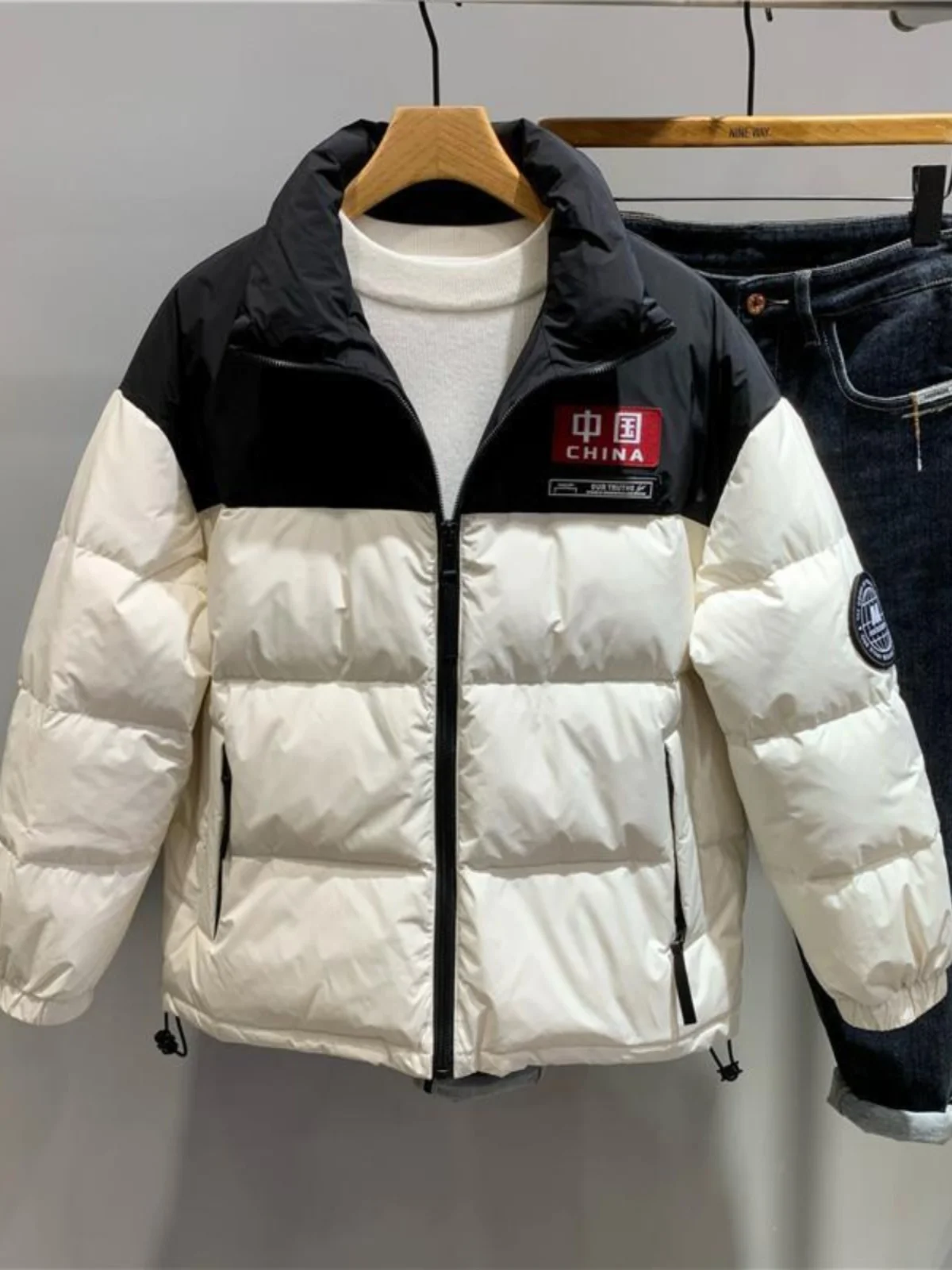 

Зимняя утепленная мужская пуховая куртка с вышивкой и воротником-стойкой, модная брендовая, с цветовыми блоками, теплая, ветрозащитная, объемная куртка-пуховик