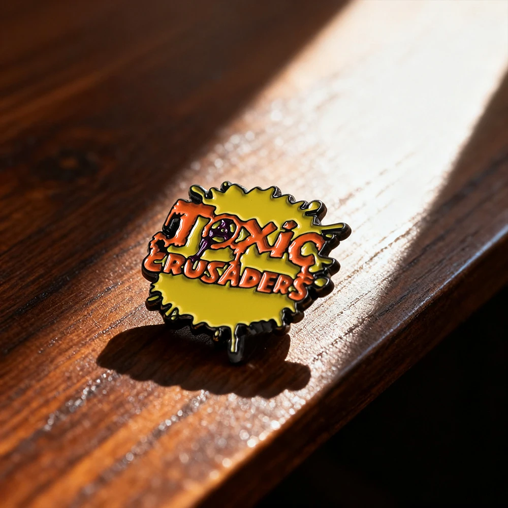 Klassische animierte Brosche mit dem Logo der Toxic Crusaders, kreatives, kreisförmiges Abzeichen mit Explosionsmotiv, Anime-Accessoire, Emaille-Anstecknadel, Taschen-Dekoration, Geschenk. – Detail 6