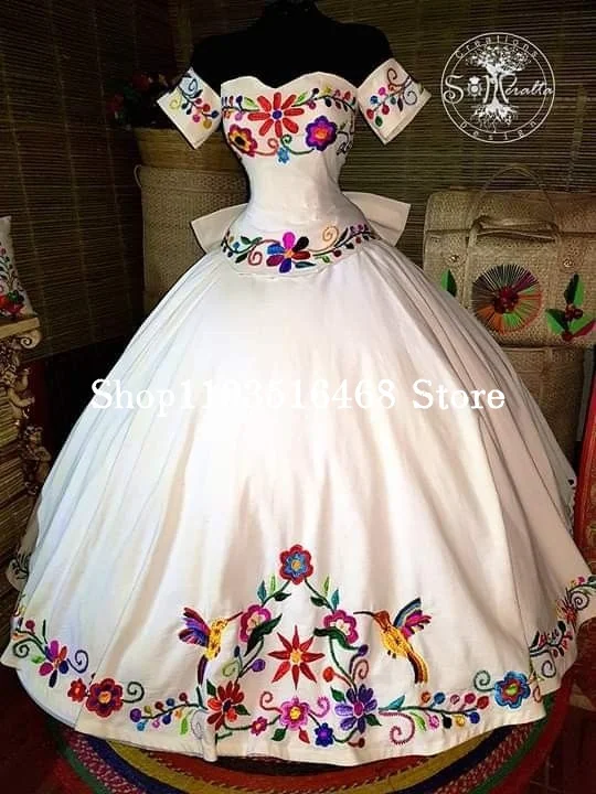 Белые мексиканские платья Charro Quinceanera Великолепные без бретелек с цветочной вышивкой атласное пончо vestidos de 15 лет quinceeras 2024