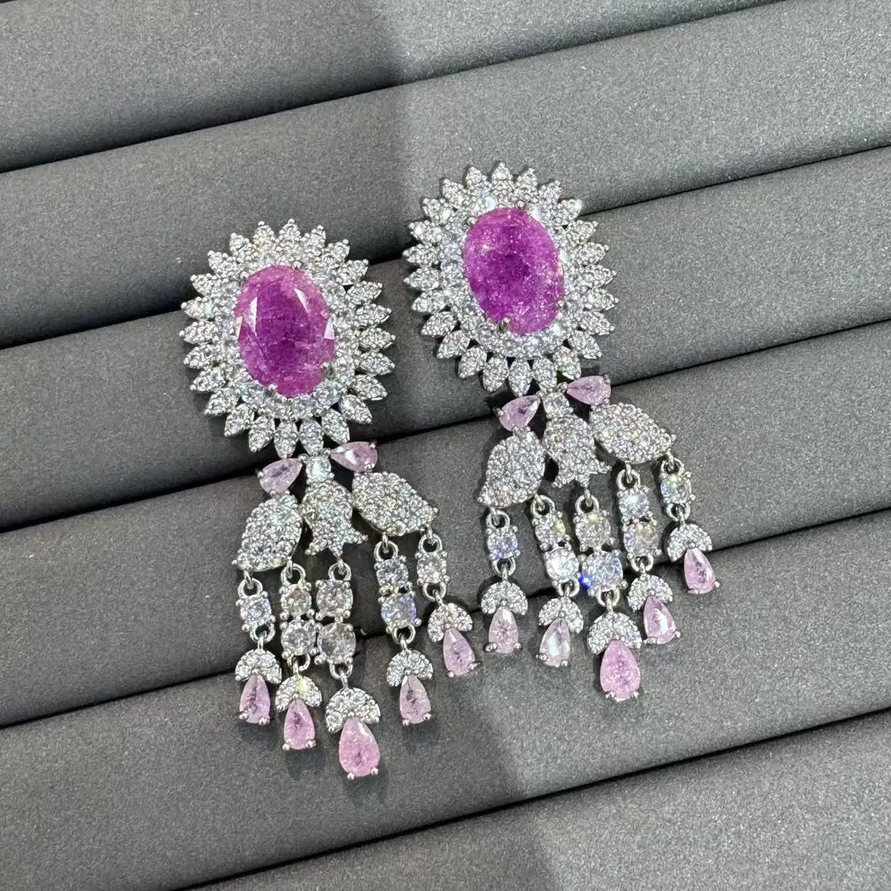 ต่างหูพู่ประดับเพชรซิรคอนสำหรับงานเต้นรำ ดีไซน์หรูหราสำหรับผู้หญิง