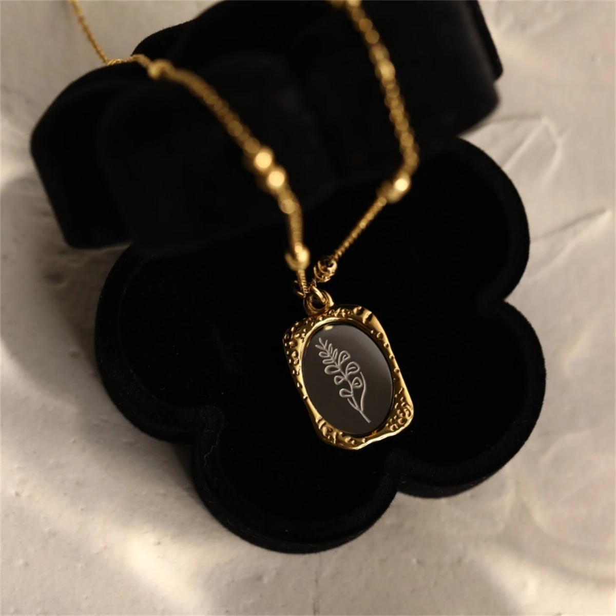 مرآة سحرية روز ديسمبر زهرة قلادة طبقة مزدوجة قلادة زهرة قلادة فراغ مطلي الذهب عيار 18 قيراط في الفرن