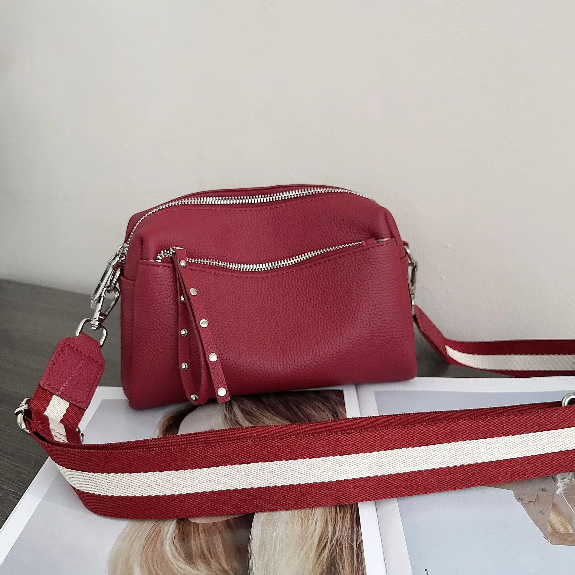 Bolsa tiracolo de couro genuíno para mulheres, bolsa pequena simples de deslocamento, bolsa de ombro de couro macia, bolsa quadrada monocromática casual e real