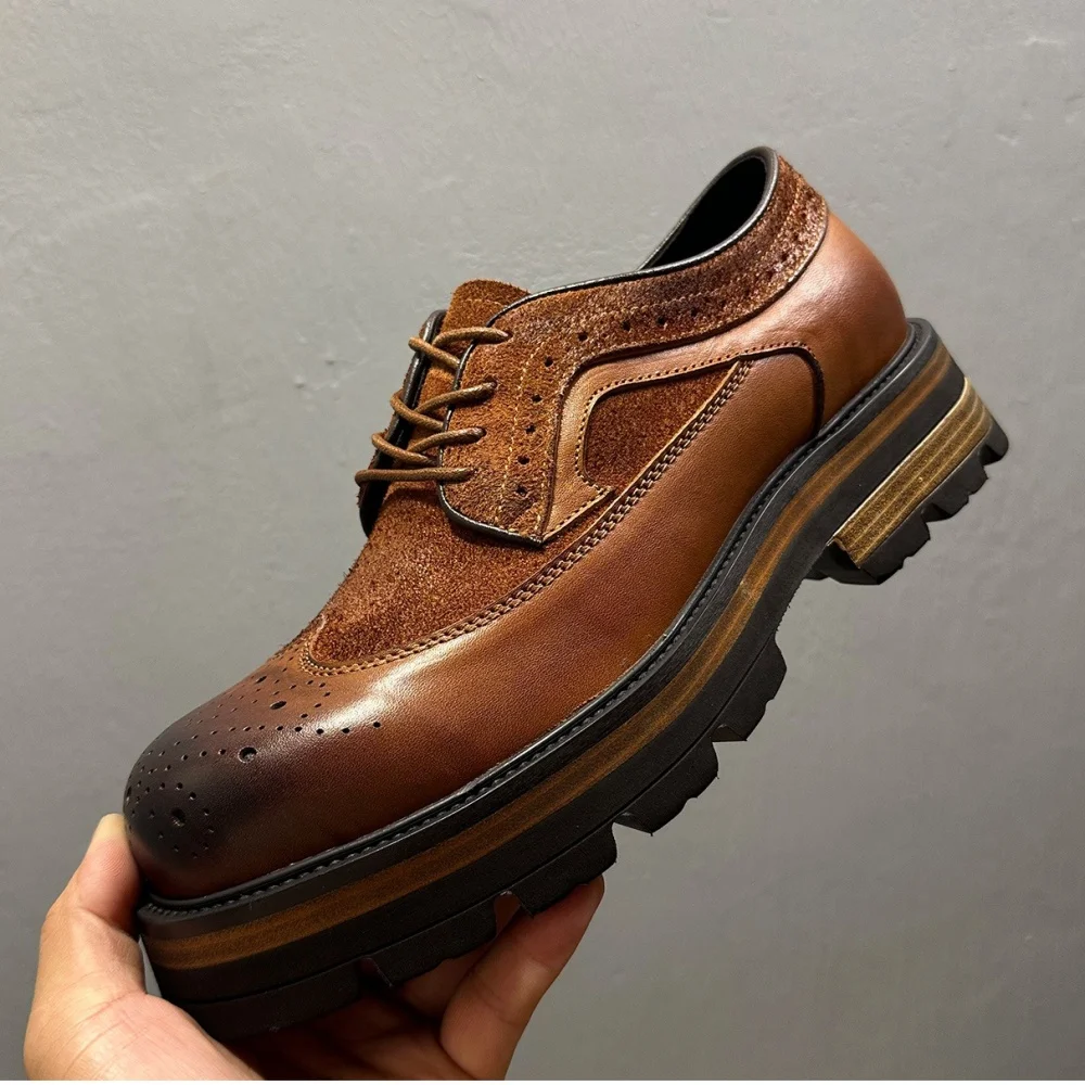 أحذية QHCCID الرجالية العصرية المصنوعة يدويًا من جلد البقر مع منحوتة عتيقة لزيادة الارتفاع أحذية رجالية