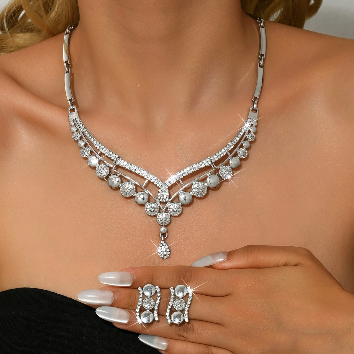 Hot Selling Alloy Luxury Necklace Earrings Two-Piece Set Suitable for Versatile Commuting, Shopping, Dining, Weddings, and Dinne