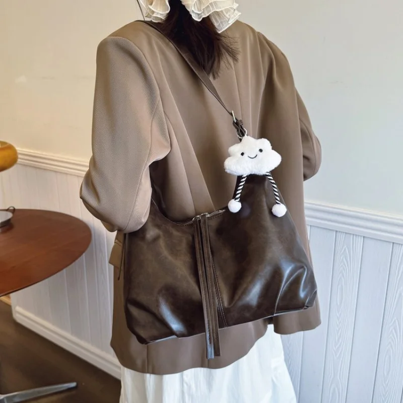 

High-End Vintage Crossbody Handbag For Women Everyday Commuter With Messenger Style And Simple Design