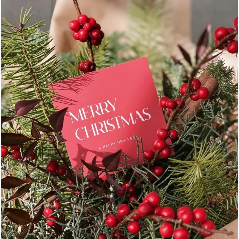 100 Stück rote Weihnachtsgeschenkanhänger und Karten – weiße kursive Frohe Weihnachtsetiketten mit schwarzem Schriftzug, innen leer für die Personalisierung – Detail 5