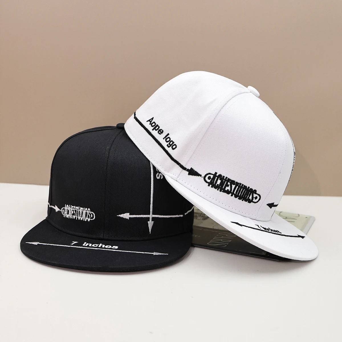 1pc stylish and personalized flat-brimmed baseball cap for men and women hip-hop couples simple black and white sunshade cap