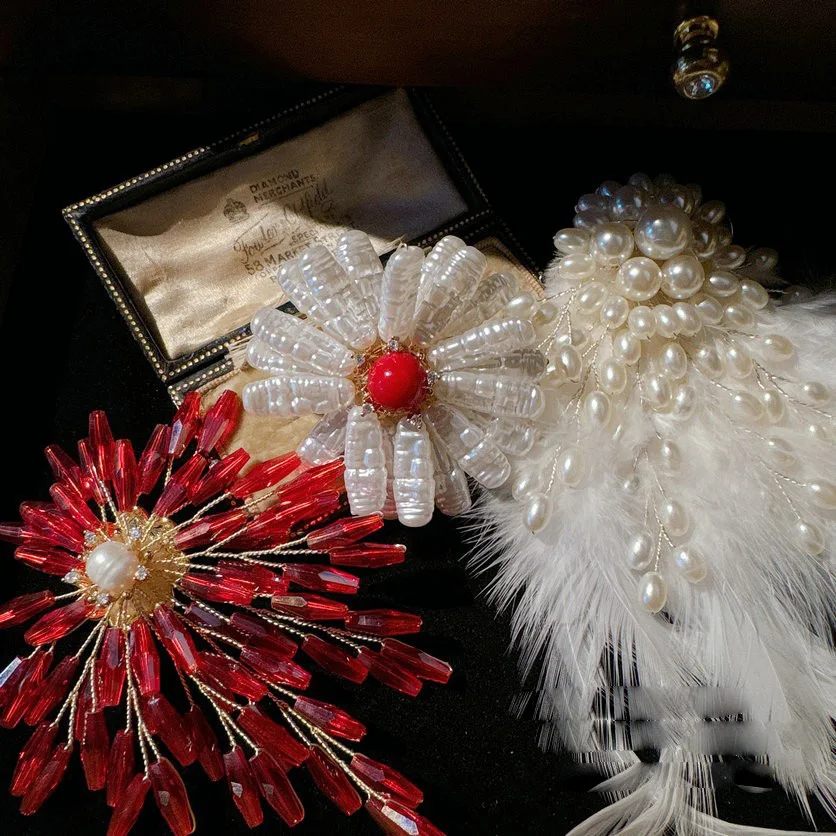

2024 Women Baroque pearl flower gem pearl flower feather brooch