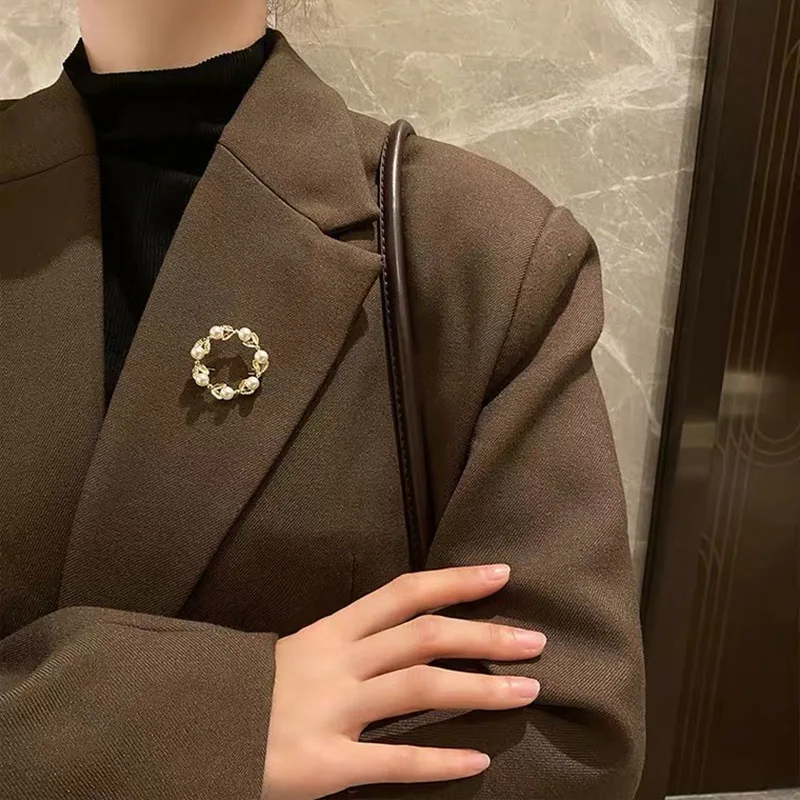 بروش لؤلؤي على شكل حلقة هندسية راقية، عصري وأنيق، إكسسوار فني شعبي وفريد من نوعه