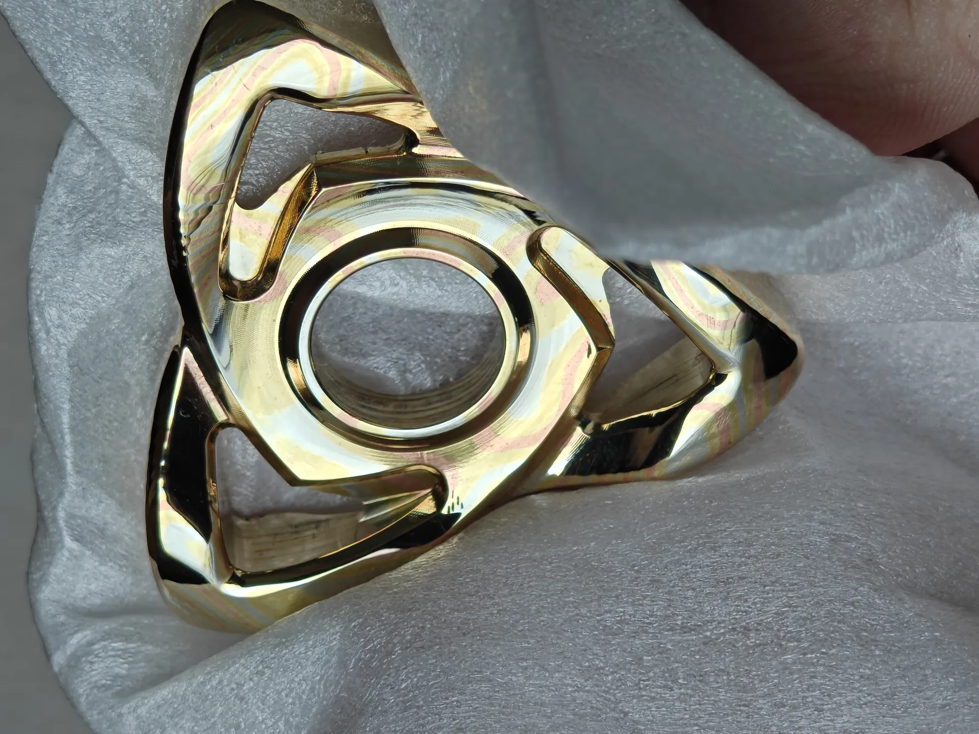 Used sp production, bronze horse string, fingertip gyro, smooth rotation, crisp sound and high value