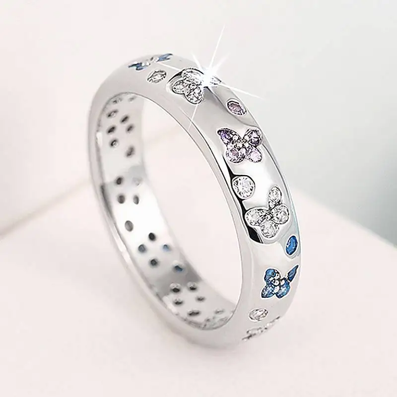 Huitan Damen-Ring mit Schmetterlings-Design, eingelegt, helle Zirkonia, silberfarben, Party, Alltag, frischer Stil, Accessoires, Modeschmuck