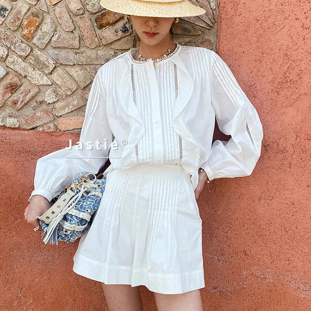 

Элегантный белый хлопковый комплект из двух предметов: женская блузка с рюшами и кружевом, длинными рукавами, шорты с высокой талией, пляжная одежда в стиле бохо для отпуска 2026