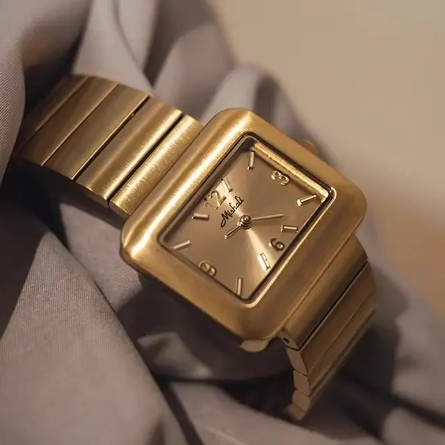 New Women'S Luxury Watch With Bamboo-Inspired DesignA Stylish And Trendy Timepiece For WomenFeaturing A HighQuality Steel Strap.