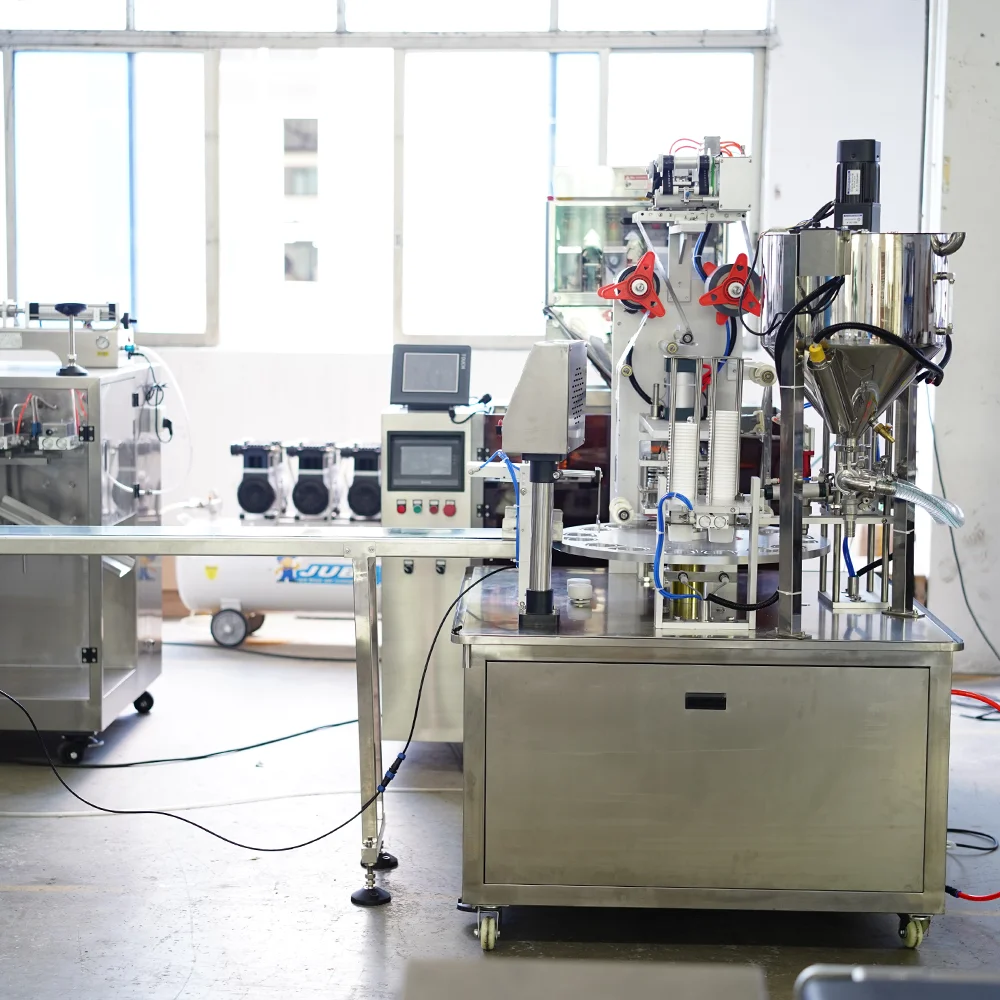 آلة تعبئة وختم مشروبات الزبادي ذات الأكواب الدوارة الأوتوماتيكية بالكامل