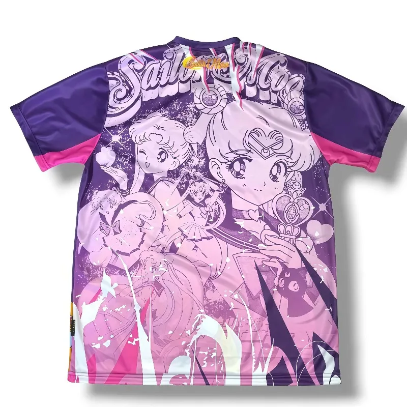 

Новая футболка с V-образным вырезом и принтом аниме-героинь 2026 года: красивые воительницы в фиолетово-розовых тонах, летняя парная модель, идеально сочетается с брюками.