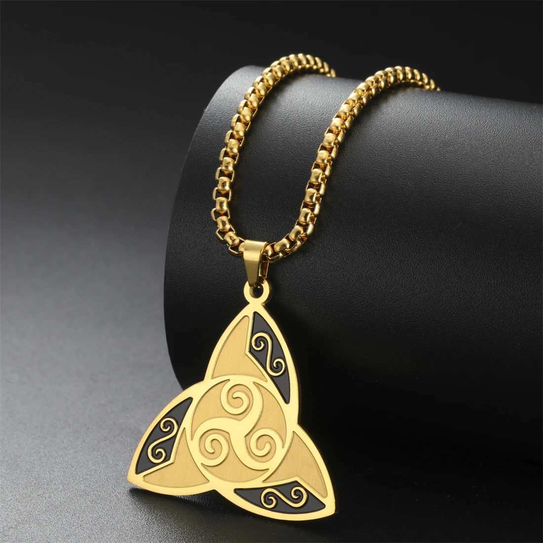 EUEAVAN トリプルスパイラル三つ巴ネックレスステンレス鋼ヴィンテージ魔術ケルトノットシンボルペンダントアイルランドのお守りジュエリーギフト