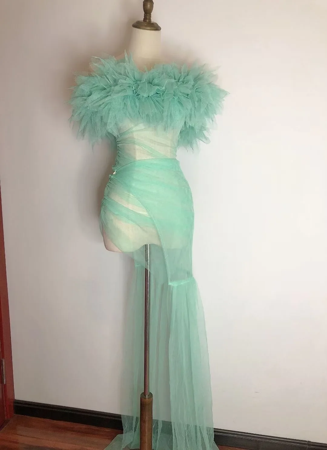 Abito sexy con cinturino per spaghetti in prospettiva di garza verde con guanti per le donne Sfilata di moda Costumi modello Abiti da sera per celebrità