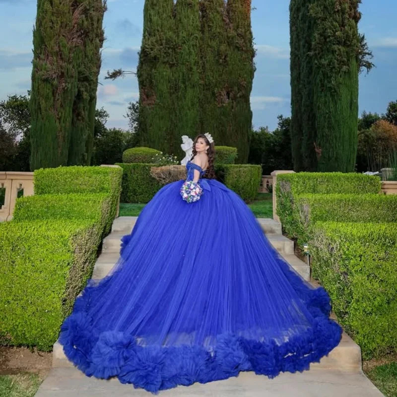 Abito Quinceanera blu royal lucido con spalle scoperte Decalcomania floreale a strati in pizzo Coda lunga abiti da 15 Quinceanera ﻿ Personalizza