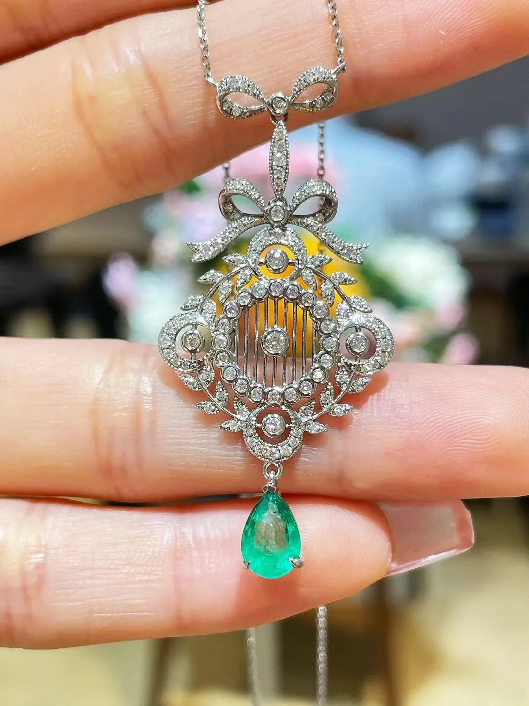 

vintage natural emerald pendant necklace 18K white gold with diamond bowknot luxury jewelry fine women jewelry free shipping