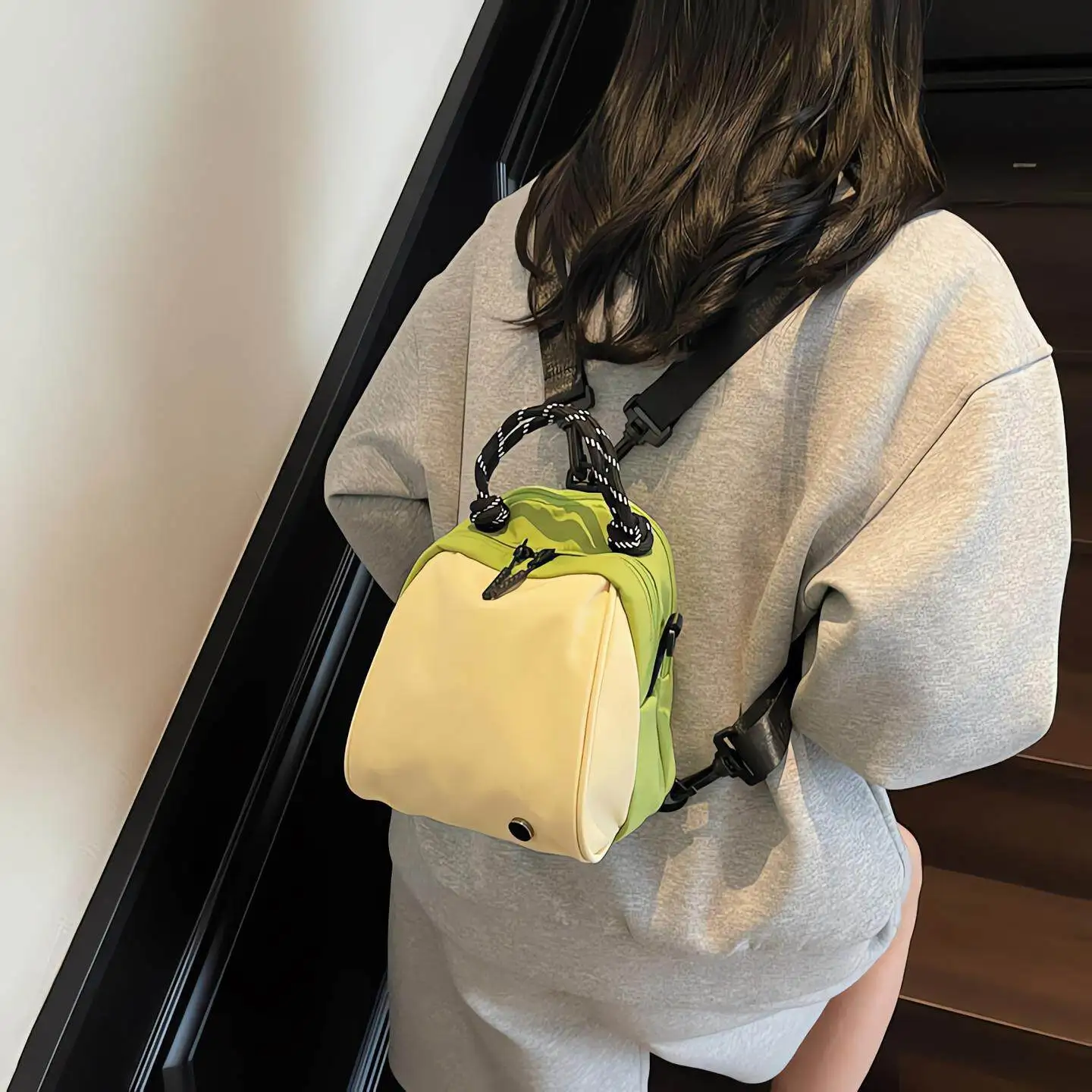 mochila-de-viaje-ligera-e-impermeable-de-moda-2026-bolso-bandolera-ajustable-con-una-sola-correa-diseno-de-carcasa-bolso-d