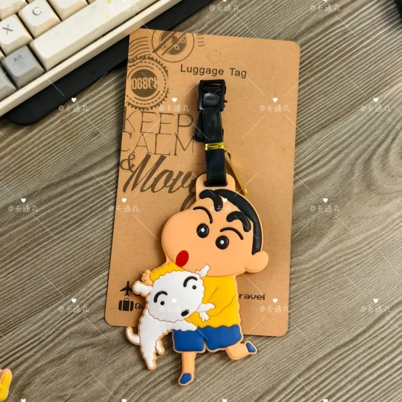 Etiqueta de bagagem com personagem do anime Crayon Shin-chan, acessório de moda fofo para viagem, decoração portátil para pendurar, presente.