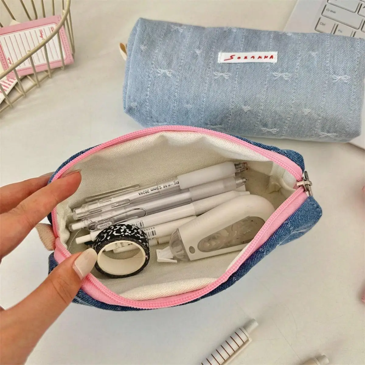 مقلمة على شكل فيونكة مطرزة باللون الأزرق من قماش الدنيم لعام 2025 - حقيبة قرطاسية لطيفة ذات سعة كبيرة للطلاب