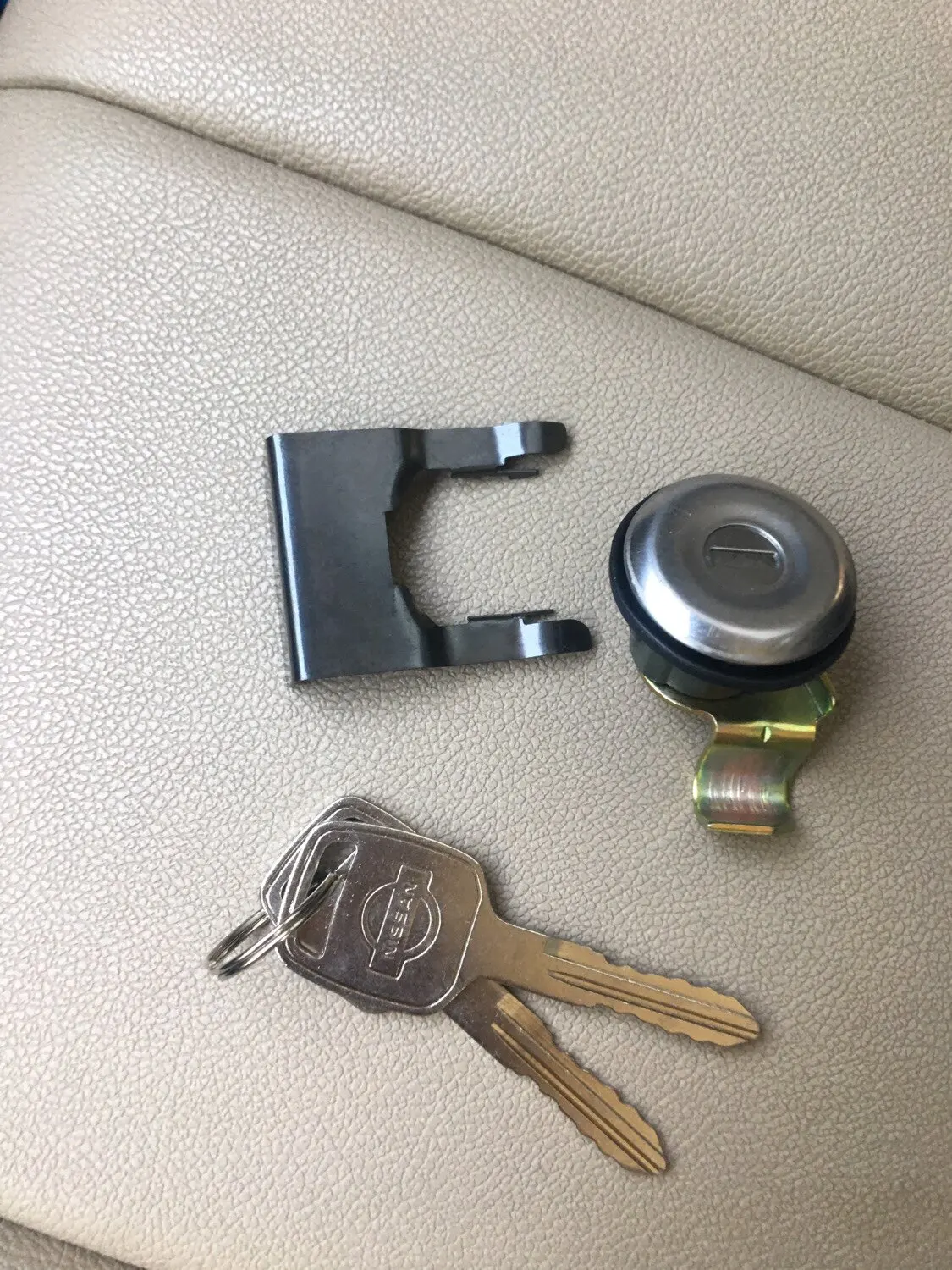 1pc foe NISSAN Produce Pickup Ruiqi P27 P31 D22 MP300 fuel cap lock cylinder