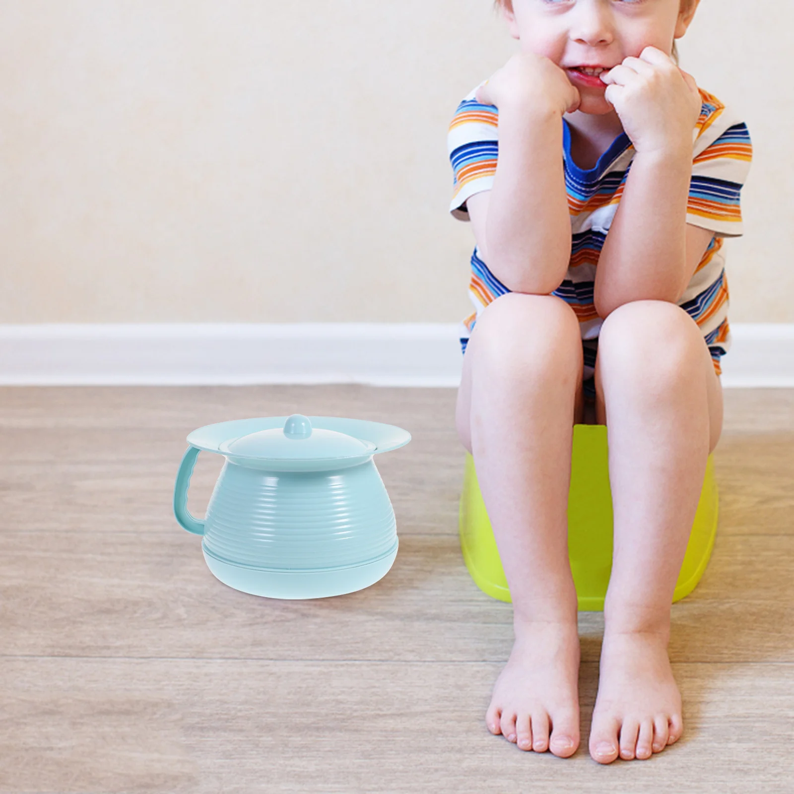 Kids Potty Portable Plastic Urinal Large Capacity Leakproof Lid for Home Travel Outdoor Emergency Situations Blue