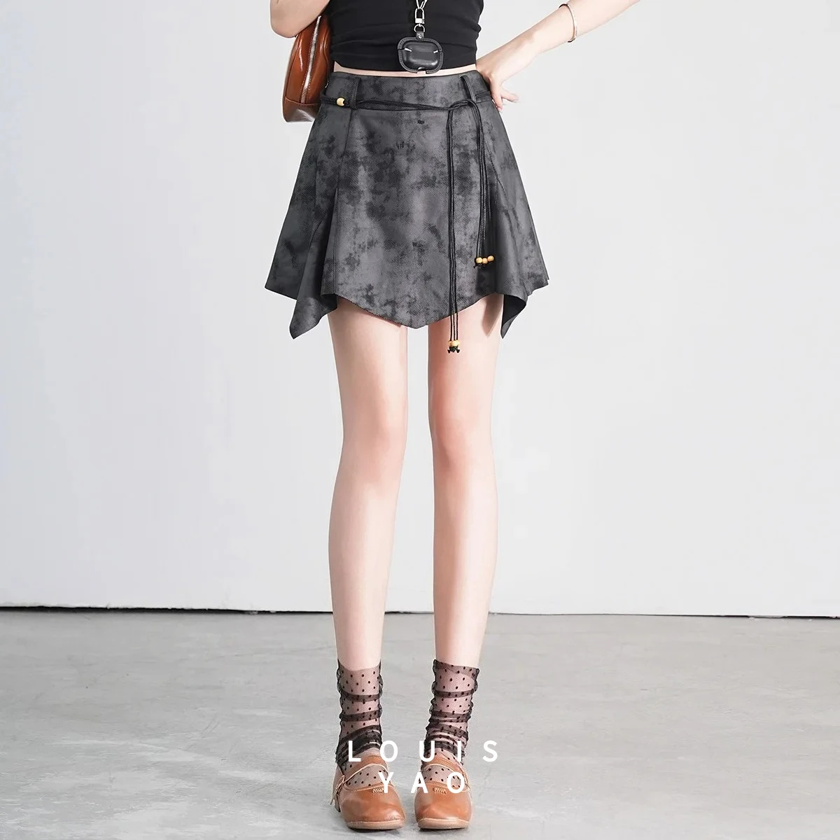 

Модная мини-юбка LOUISYAO с асимметричными складками, женская, лето 2025, с принтом, тканым поясом, шикарная уличная одежда, короткая юбка-шорты
