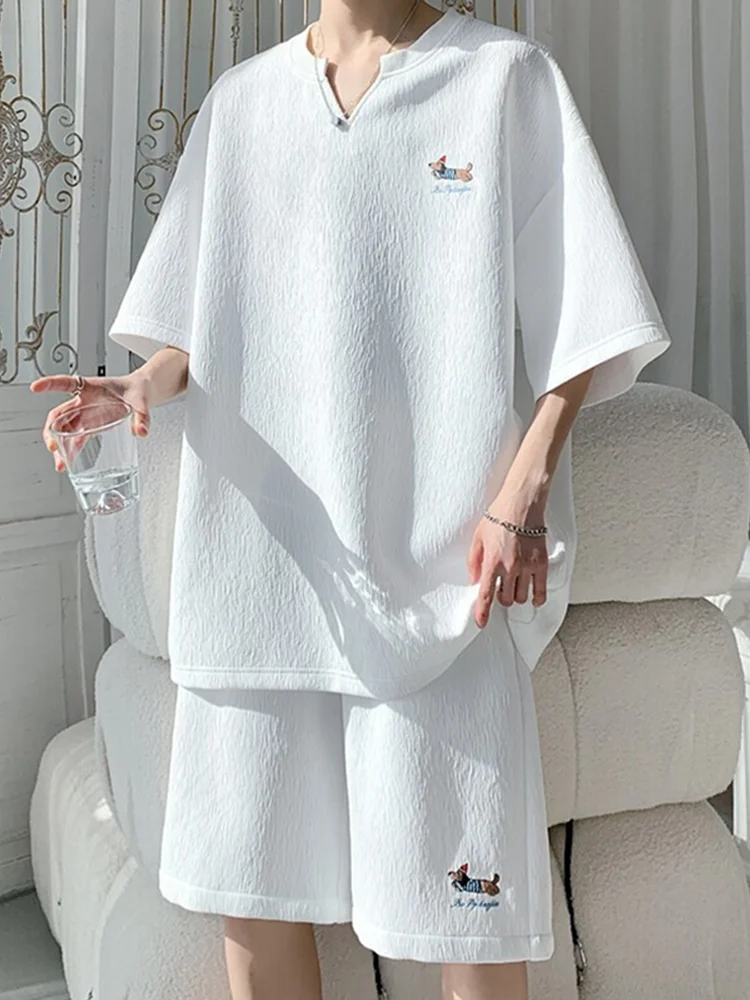 

Ele V-Ne ort Sve Ice Silk T-irt Set with Embroidered Sausage Dog Pattern for Men Breathable Loose Fit Summer Wear