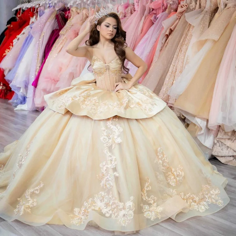 Maßgeschneiderte Champagner-Quinceanera-Kleider aus der Schulter, glitzernder Blumenaufkleber, Tüll, langer Schwanz, Schleife, Vestido 15, Quinceanera