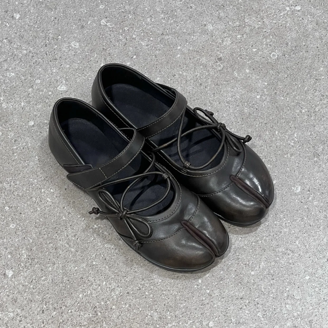 ballerine-da-donna-alla-moda-con-punta-divisa-fiocco-e-lacci-suola-morbida-e-confortevole-mary-jane-in-pelle-nera-o-marrone-scarpe-casual