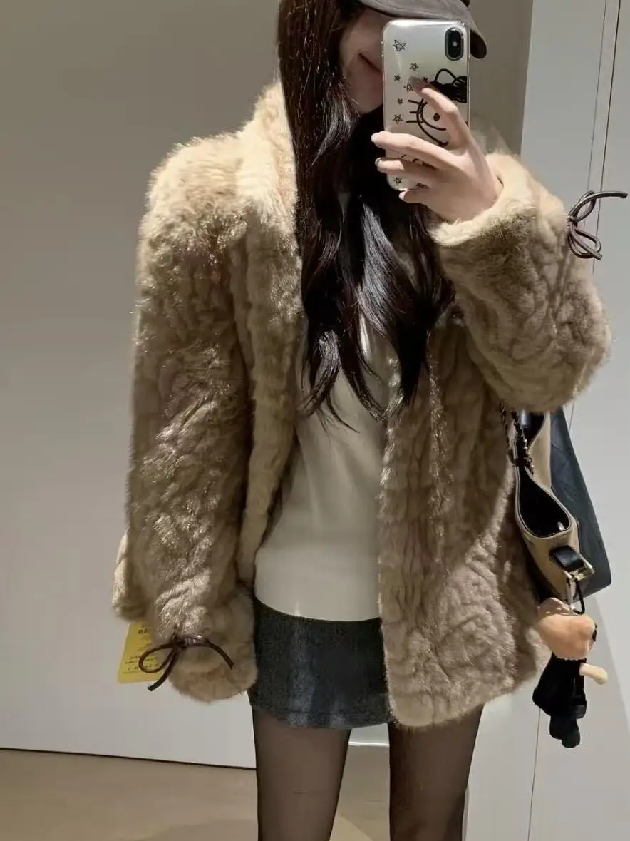 jaet-–-col-montant-en-fausse-fourrure-chaude-arp-teint-protection-de-l'environnement-peau-et-fourrure-intercalees-petit-lac-eep-nouvelle-collection-hiver