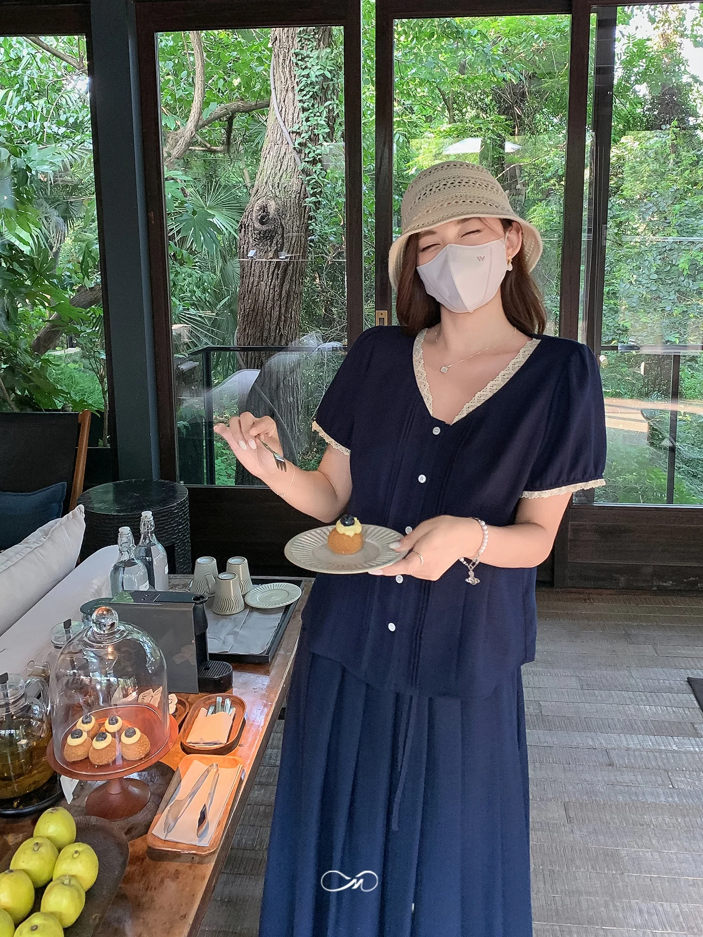 

Льняной комплект для женщин больших размеров Masisi: топ с V-образным вырезом и плиссированная юбка миди с высокой талией, летний комплект из двух предметов, стройнящий силуэт.