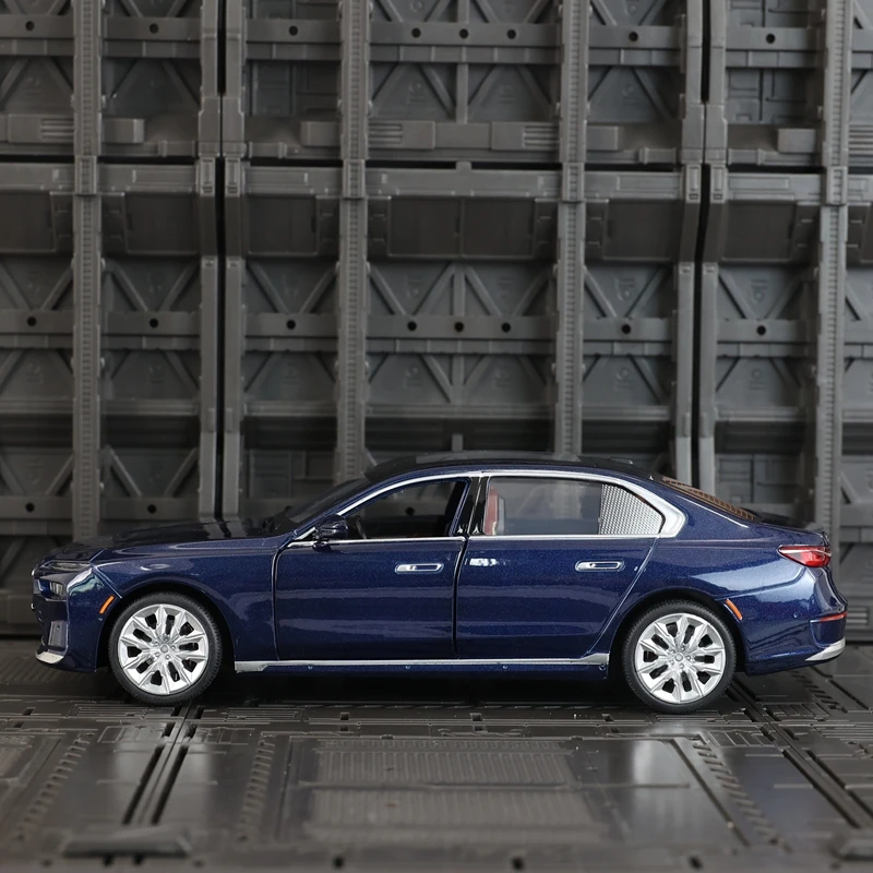 

CCA 1:24 simulation BMW I7 G70 alloy car model doors and hood, trunk can be opened rich in details, finely crafted