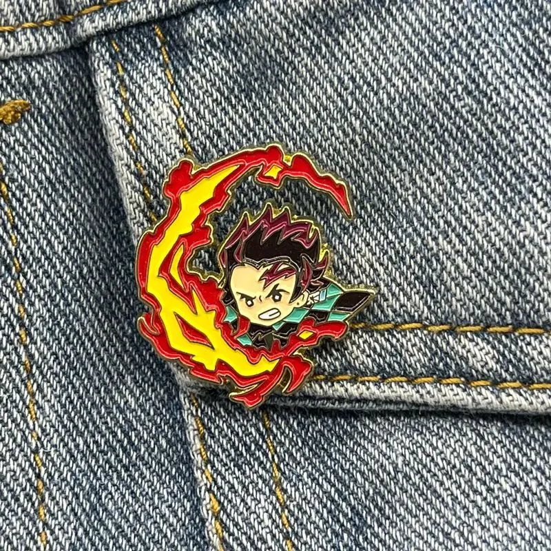 Broche périphérique Demon Slayer Kamado Tanjirou, dessin animé créatif, figurine exquise, décoration d'animation, cadeau de vacances, livraison rapide