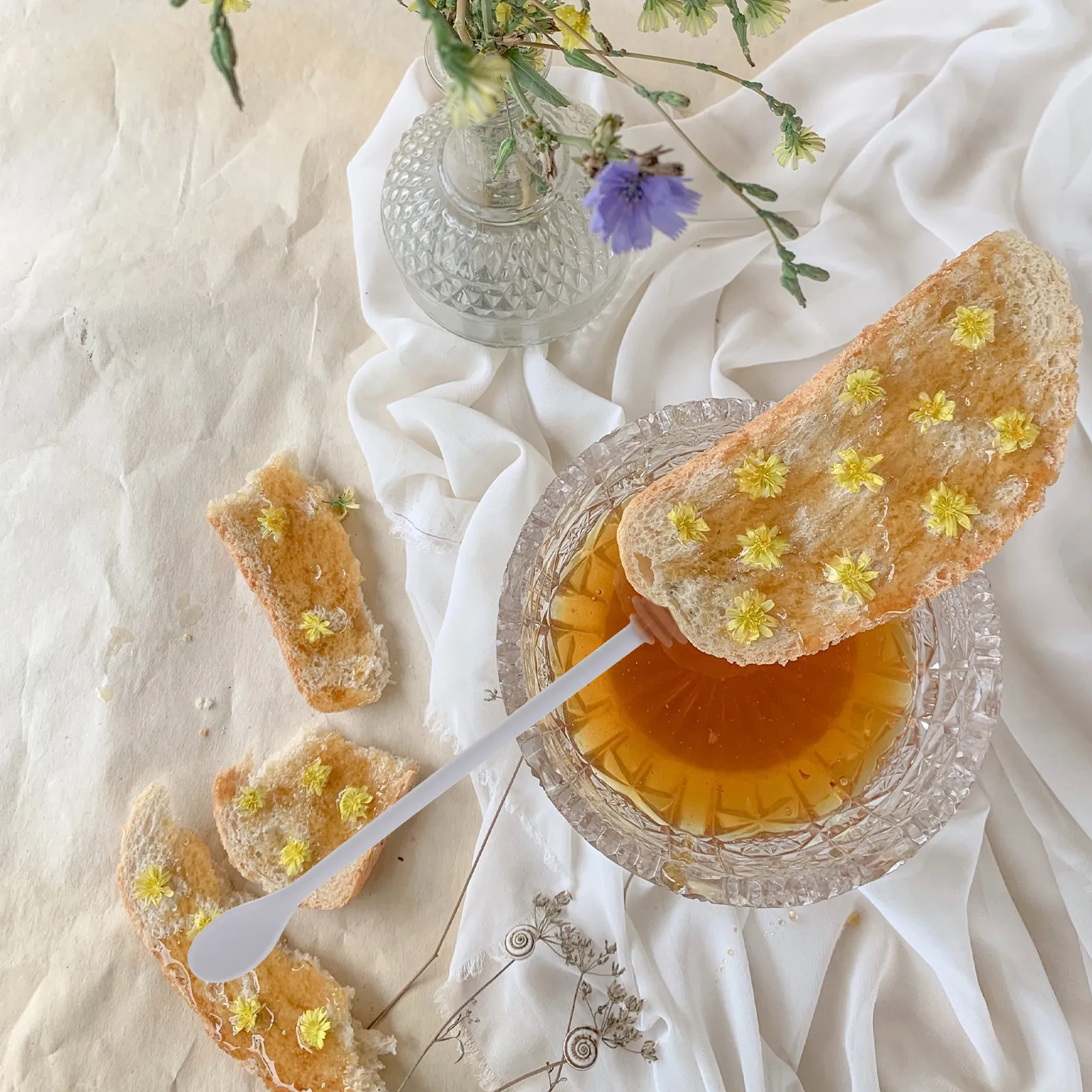 

Silicone Honey Dipper with Grooves Long Handle Non-Scratch Stirring Spoon for Honey Syrup Maple Molasses Dispensing Kitchen Tool