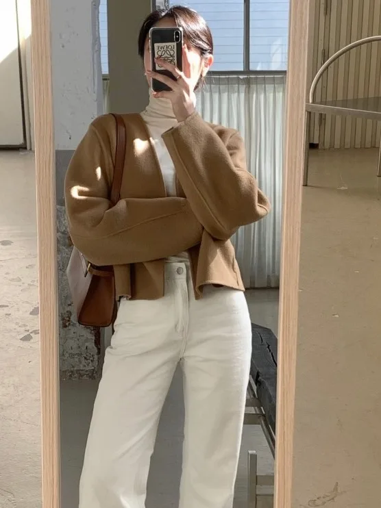 Casaco Curto de Lã F E com Decote em V, Estilo Casual e Aconchee, Moda de Outono e Inverno, Cor Pura, Cr...